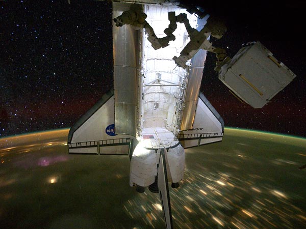 space-shuttle-endeavour-final-mission-landed-over-earth-night