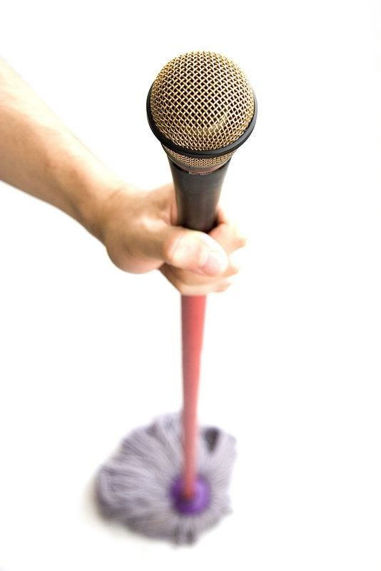escoba-con-microfono
