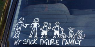 Las calcomanias de familia en los autos son peligrosas