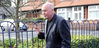 Ciego recibe una descarga eléctrica por parte de la policía que confundio su bastón con una espada