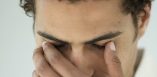 ¿Te tiembla un párpado?, entérate el motivo