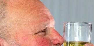 Increible: Queda ciego por tomar vodka y recupera la vista gracias al whisky