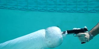 Esto pasa si disparas una bala bajo el agua